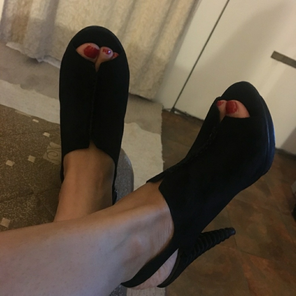 😀Super Sexy B. Makowsky Black Suede Platform Heel